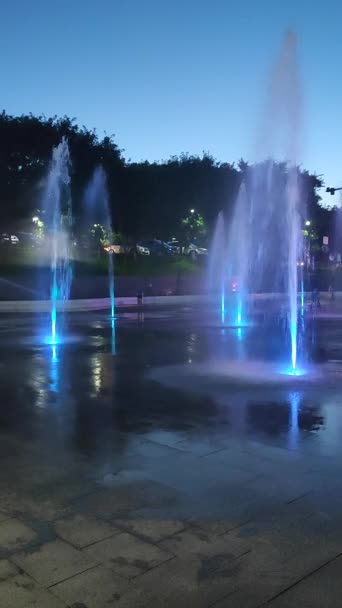 灿烂的灯光照亮了行人专用的地面喷泉 在城市里 大型的公共街道喷泉被五彩缤纷的灯光照亮 水从高处涌出 从高处滚落下来 水的垂直方向 — 图库视频影像