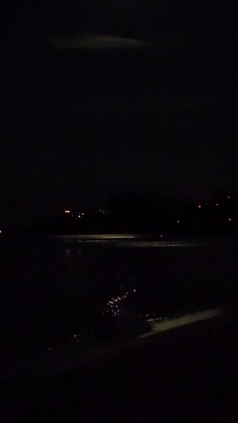 夜间在海滨海滨海浪上的月光路径 夜间在水面上的月球路径 月光照在水面上 自然背景 自然背景垂直 — 图库视频影像