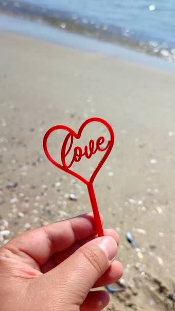 심장과 단어의 모양에 손가락 스틱에 해변에 파도에 화창한 로맨스 세인트 — 비디오