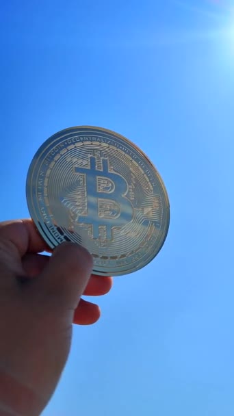 Bitcoin Közeledik Bitcoint Kezében Tartó Személy Kék Hátterében Koncepció Cryptocurrency — Stock videók