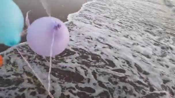 Drie Kleurrijke Opblaasbare Ballen Achtergrond Van Zee Bij Sterke Wind — Stockvideo