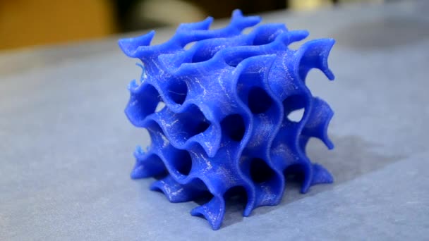 摘要用蓝色表面融化的塑料印在3D打印机上的蓝色模型 3D打印机打印的艺术蓝色物体在桌子上 概念新的现代创新印刷技术 附加技术 — 图库视频影像