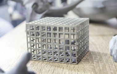 Çoklu Jet Füzyonu, MJF teknolojisi kullanılarak poliyamit tozunun 3D yazıcısında soyut geometrik model basıldı. Toz plastiğinden 3D yazıcıda oluşturulan üç boyutlu hacim modeli.