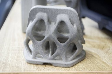 Çoklu Jet Füzyonu, MJF teknolojisi kullanılarak poliyamit tozunun 3D yazıcısında soyut detay modeli basıldı. Toz plastiğinden 3D yazıcıda oluşturulan üç boyutlu hacim modeli.