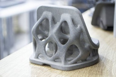 Çoklu Jet Füzyonu, MJF teknolojisi kullanılarak poliyamit tozunun 3D yazıcısında soyut detay modeli basıldı. Toz plastiğinden 3D yazıcıda oluşturulan üç boyutlu hacim modeli.