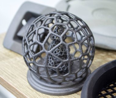 Polyamide tozunun 3 boyutlu yazıcısına yakın planda basılmış, ağ topunda soyut bir Noel ağacı. Teknoloji Multi Jet Füzyonu, MJF. Pudra plastiğinden 3 boyutlu yazıcı üzerinde oluşturulan üç boyutlu model