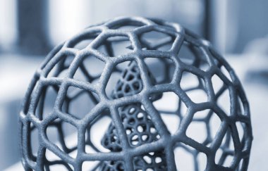 Polyamide tozunun 3 boyutlu yazıcısına yakın planda basılmış, ağ topunda soyut bir Noel ağacı. Teknoloji Multi Jet Füzyonu, MJF. Pudra plastiğinden 3 boyutlu yazıcı üzerinde oluşturulan üç boyutlu model