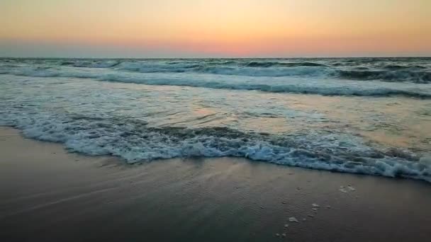 Fırtınalı Deniz Gün Batımında Şafakta Denizde Beyaz Köpüklü Büyük Dalgalar — Stok video
