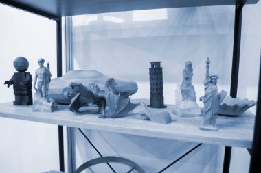 Soyut sanat eserleri ve prototip modelleri yakın plan poliyamit tozundan 3 boyutlu yazıcıya basıldı. Teknoloji Multi Jet Füzyonu, MJF. Pudra plastiğinden 3 boyutlu yazıcı üzerinde oluşturulan üç boyutlu model