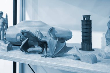 Soyut sanat eserleri ve prototip modelleri yakın plan poliyamit tozundan 3 boyutlu yazıcıya basıldı. Teknoloji Multi Jet Füzyonu, MJF. Pudra plastiğinden 3 boyutlu yazıcı üzerinde oluşturulan üç boyutlu model