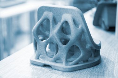 Çoklu Jet Füzyonu, MJF teknolojisi kullanılarak poliyamit tozunun 3D yazıcısında soyut detay modeli basıldı. Toz plastiğinden 3D yazıcıda oluşturulan üç boyutlu hacim modeli.