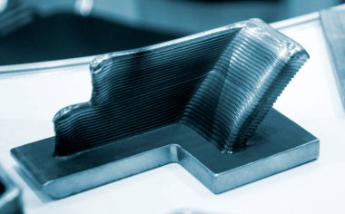 3D baskılı metal model, yakın plan. Metalden yapılmış 3 boyutlu bir yazıcıya basılmış. Metalden 3 boyutlu bir yazıcı tarafından oluşturulan üç boyutlu metal nesne. 3D baskı katkı maddesi üretim teknolojisi