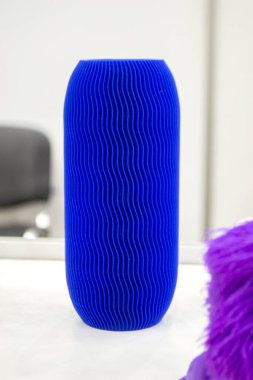 Üç boyutlu yazıcıya soyut model yazdırıldı. 3 boyutlu yazıcı erimiş plastikten bir nesne yarattı. Modern üç boyutlu baskı teknolojileri. 3D yazıcı ve 3D yazıcı. Yenilik katkı sağlayan robot teknolojisi