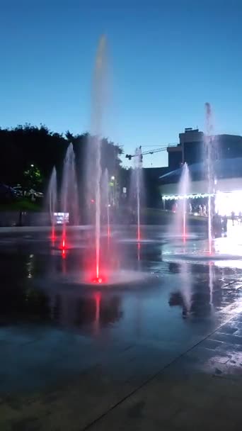 Fuente Tierra Peatonal Iluminada Por Luces Colores Por Noche Grandes — Vídeo de stock