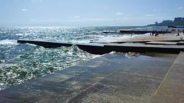 Штормовое Море Большие Морские Волны Бьются Старый Бетонный Пирс Солнечный — стоковое видео