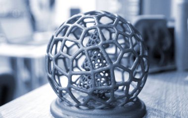 Polyamide tozunun 3 boyutlu yazıcısına yakın planda basılmış, ağ topunda soyut bir Noel ağacı. Teknoloji Multi Jet Füzyonu, MJF. Pudra plastiğinden 3 boyutlu yazıcı üzerinde oluşturulan üç boyutlu model