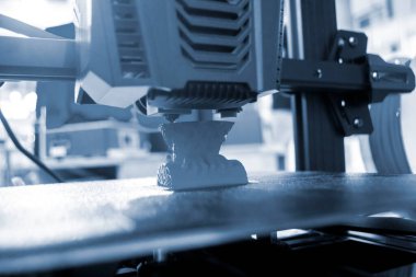 3D yazıcı. 3D yazıcı yazdırma işlemi. 3 boyutlu yazıcı erimiş plastikten nesne yaratıyor. 3D baskı. Yenilik katkı sağlayan robot teknolojisi. Modern üç boyutlu baskı teknolojileri