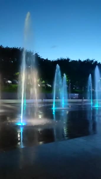 灿烂的灯光照亮了行人专用的地面喷泉 在城市里 大型的公共街道喷泉被五彩缤纷的灯光照亮 水从高处涌出 从高处滚落下来 水的垂直方向 — 图库视频影像