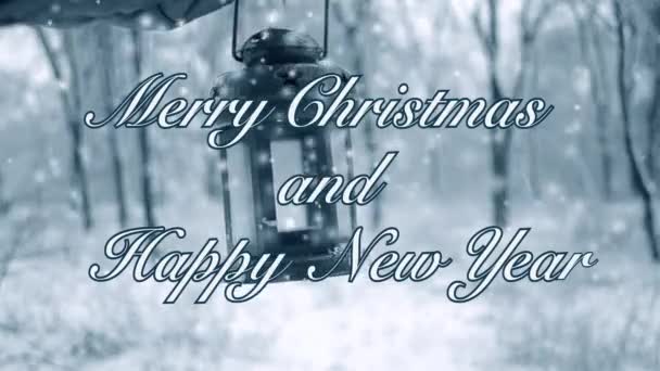 圣诞快乐 新年快乐 设计庆祝 人们手握烛台 手握白雪公主手电筒 背景是雪地覆盖的森林里的树木 循环无缝文本 — 图库视频影像