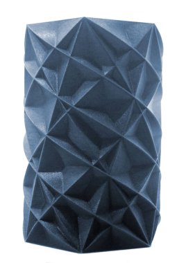 Beyaz arkaplanda izole edilmiş üç boyutlu yazıcıya basılmış sanat nesneleri. Erimiş plastikten 3D yazıcıya basılmış bir model. Nesneler yakın plan basılmış. Yeni modern yenilikçi baskı teknolojisi kavramı. Katkı maddesi