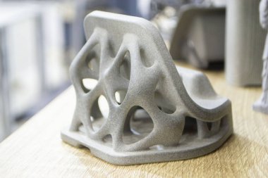 Çoklu Jet Füzyonu, MJF teknolojisi kullanılarak poliyamit tozunun 3D yazıcısında soyut detay modeli basıldı. Toz plastiğinden 3D yazıcıda oluşturulan üç boyutlu hacim modeli.