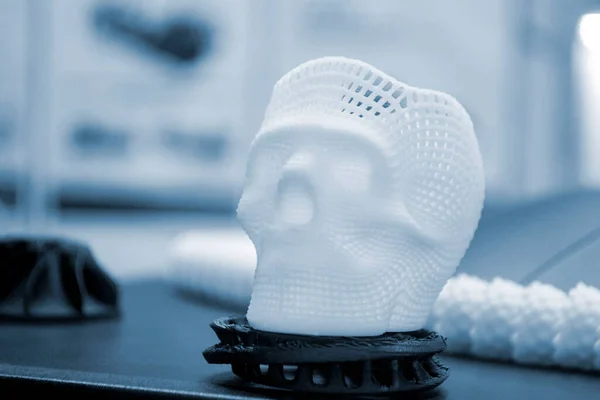 Небольшой Прототип Черепа Человека Напечатан Расплавленного Белого Пластика Поверхности Крупным Стоковое Фото