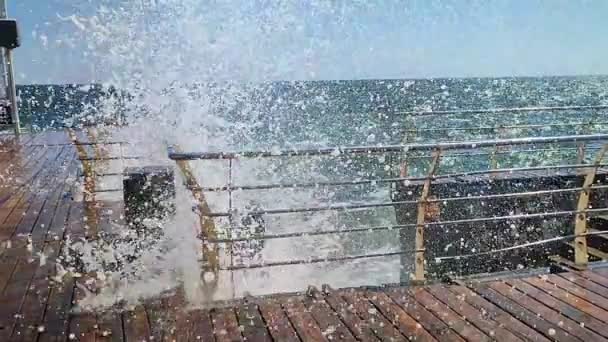 Große Welle Schlägt Einem Sonnigen Tag Mit Vielen Spritzern Auf — Stockvideo