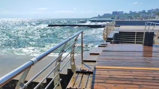 Ola Grande Golpeando Embarcadero Madera Con Montón Salpicaduras Día Soleado — Vídeo de stock