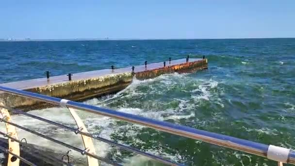 木製のピアジェティに日当たりの良い日に飛びつく大きな波 嵐の海 天気について 休暇について — ストック動画
