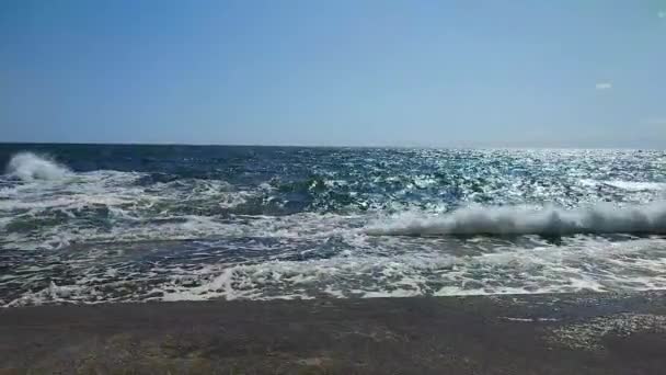 晴れた日に古いセメントの岸で大きな波が衝突する ウェーブは 晴れた日に多くのスプラッシュでピアジェティを打つ 嵐の海 天気について 白い泡が付いている高い波 — ストック動画