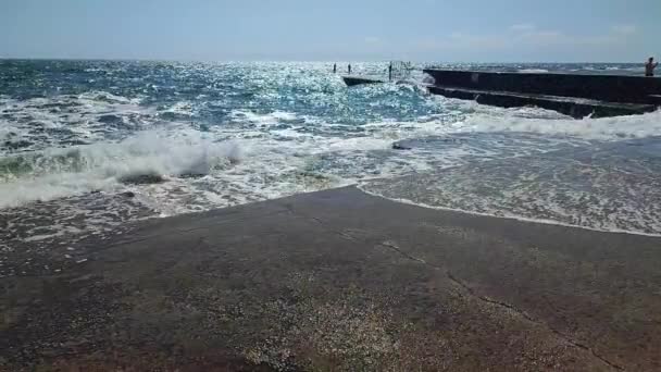 晴れた日に古いセメントの岸で大きな波が衝突する ウェーブは 晴れた日に多くのスプラッシュでピアジェティを打つ 嵐の海 天気について 白い泡が付いている高い波 — ストック動画
