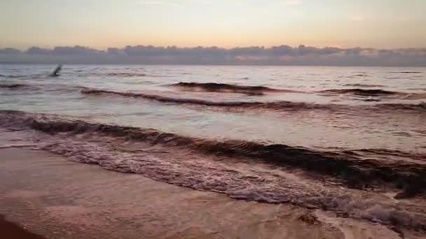 Denizde Gün Batımında Gün Doğumu Şafağın Kırmızı Işığı Mavi Gökyüzündeki — Stok video