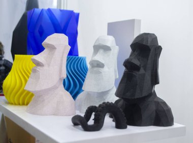 Sanat eserleri 3D yazıcıya yazdırıldı. Erimiş plastikten 3D yazıcıya basılmış bir model. Nesneler yakın plan basılmış. Yeni modern yenilikçi baskı teknolojisi kavramı. Katkı sağlayan yeni yazıcı teknolojisi
