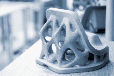 Çoklu Jet Füzyonu, MJF teknolojisi kullanılarak poliyamit tozunun 3D yazıcısında soyut detay modeli basıldı. Toz plastiğinden 3D yazıcıda oluşturulan üç boyutlu hacim modeli.