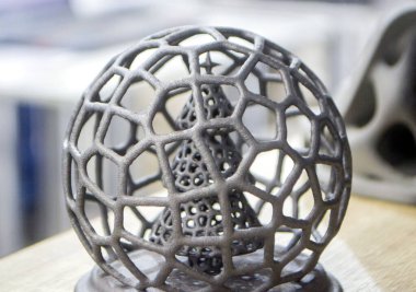 Polyamide tozunun 3 boyutlu yazıcısına yakın planda basılmış, ağ topunda soyut bir Noel ağacı. Teknoloji Multi Jet Füzyonu, MJF. Pudra plastiğinden 3 boyutlu yazıcı üzerinde oluşturulan üç boyutlu model