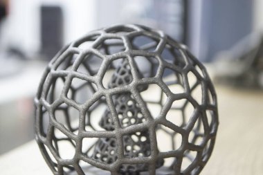 Polyamide tozunun 3 boyutlu yazıcısına yakın planda basılmış, ağ topunda soyut bir Noel ağacı. Teknoloji Multi Jet Füzyonu, MJF. Pudra plastiğinden 3 boyutlu yazıcı üzerinde oluşturulan üç boyutlu model