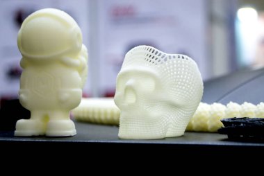 Küçük prototip insan kafatası, yüzeyde erimiş beyaz plastikten yapılmış 3 boyutlu oyuncak. Üç boyutlu model. Katkı sağlayan ilerici tıbbi teknoloji. Modern yeni baskı üretim endüstrisi