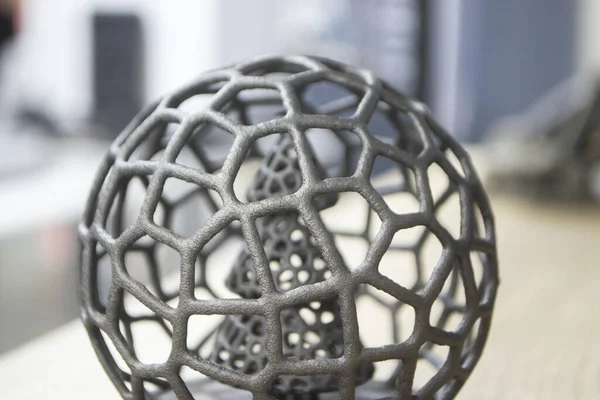 Polyamide tozunun 3 boyutlu yazıcısına yakın planda basılmış, ağ topunda soyut bir Noel ağacı. Teknoloji Multi Jet Füzyonu, MJF. Pudra plastiğinden 3 boyutlu yazıcı üzerinde oluşturulan üç boyutlu model