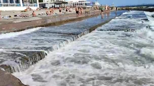 Odessa Ukraine August 2023 Große Welle Mit Weißem Schaum Kracht — Stockvideo