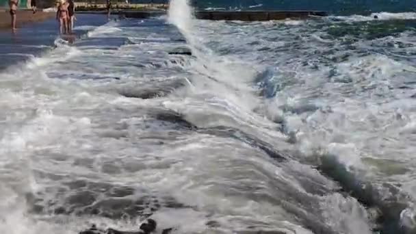 古いセメントの岸で大きな波が衝突する ウェーブは 晴れた日に多くのスプラッシュでピアジェティを打つ 嵐の海 天気について 白い泡が付いている高い波 — ストック動画