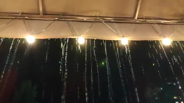 Correntes Chuva Pingando Telhado Com Lanternas Brilhantes Noite Fluxos Jatos — Vídeo de Stock