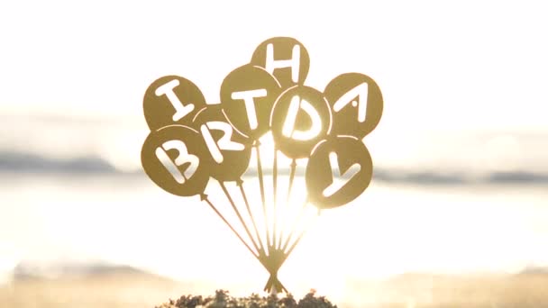 Tongkat Berbentuk Balon Dengan Huruf Selamat Ulang Tahun Saat Fajar — Stok Video