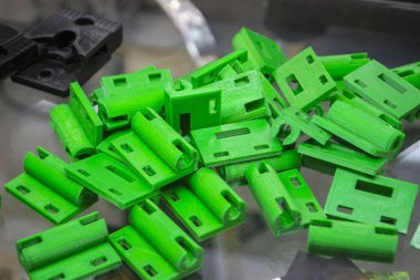 Erimiş plastik yeşil renkten üç boyutlu yazıcıya bir sürü ayrıntı basıldı. Parça modeli yeşil plastikten 3D yazıcıda oluşturuldu. 3 boyutlu yazıcı 3 boyutlu modelleme prototipleme üç boyutlu nesne