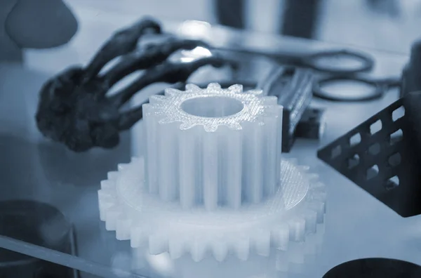 3 boyutlu yazıcıya erimiş plastik beyaz renkten parça ayrıntı basılmış. Beyaz plastikten 3D yazıcıda oluşturulan parça modeli. 3 boyutlu yazıcı 3 boyutlu modelleme prototipleme üç boyutlu nesne