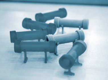Fotopolymer 'dan üç boyutlu yazıcıya basılmış soyut sanat nesnesi. SLA. Sıvı fotopolimer reçinelerden çıkan 3D model. Gelişimsel katkı sağlayıcı 3 boyutlu yazıcı yazıcı teknolojisini kabul et. Yazdırma. Gri mavi