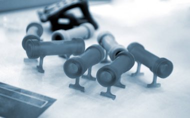 Fotopolymer 'dan üç boyutlu yazıcıya basılmış soyut sanat nesnesi. SLA. Sıvı fotopolimer reçinelerden çıkan 3D model. Gelişimsel katkı sağlayıcı 3 boyutlu yazıcı yazıcı teknolojisini kabul et. Yazdırma. Gri mavi