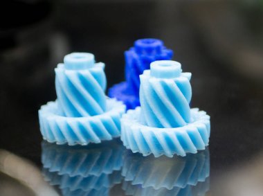 Fotopolymer 'dan üç boyutlu yazıcıya basılmış soyut sanat nesnesi. SLA. Sıvı fotopolimer reçinelerden çıkan 3D model. Gelişimsel katkı sağlayıcı 3 boyutlu yazıcı yazıcı teknolojisini kabul et. Yazdırma. Gri mavi