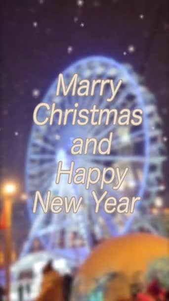 メリークリスマスとハッピーニューイヤーの文字デザイン ブレイクされた背景 夜に街で車輪を見る車輪は 雪の冬に新年のイルミネーションの装飾を飾りました ホリデー — ストック動画