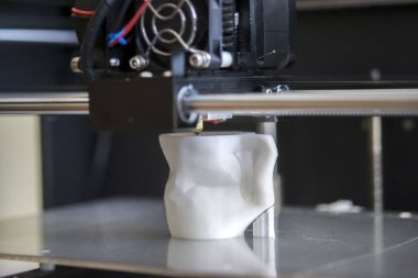 Nesneler 3D yazıcı tarafından basıldı. Otomatik üç boyutlu 3D yazıcı laboratuarda plastik modelleme yapıyor. İlerici modern katkı teknolojisi