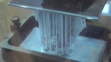 3D yazıcı çalışıyor. 3D baskı. Stereolitografi fotopolimerizasyon SLA. Katkı maddesi üretim teknolojisi. Sıvı maddeler, sert kısımlar, katmanlar yaratmak. 3B model ultraviyole polimerizasyon